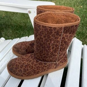 Arizona - brown faux fur cheetah print slip on girl’s size 6 boots